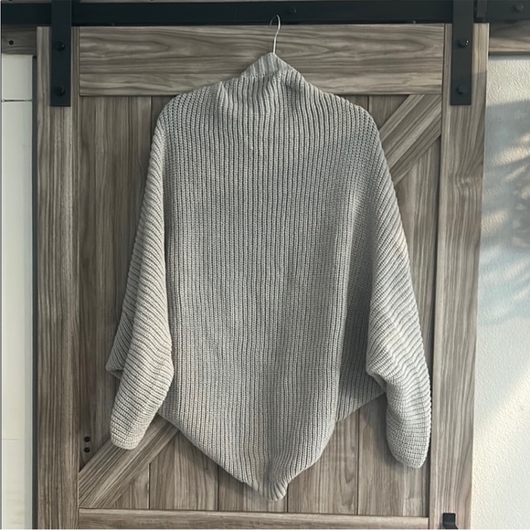 NWOT‎ SHEIN Oversized Cozy Light Gray Women's Sweater/Wrap - Picture 2 of 5